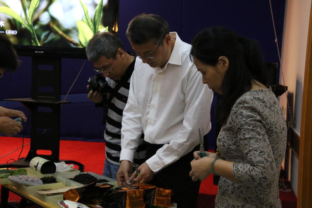 夏老师在精心挑选茶样