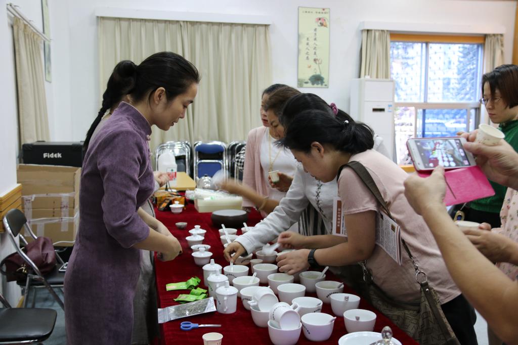 学生提供茶样品鉴现场
