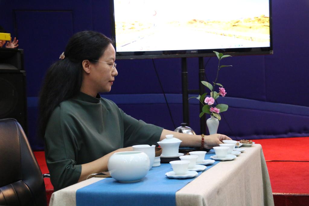 学生在茶艺表演